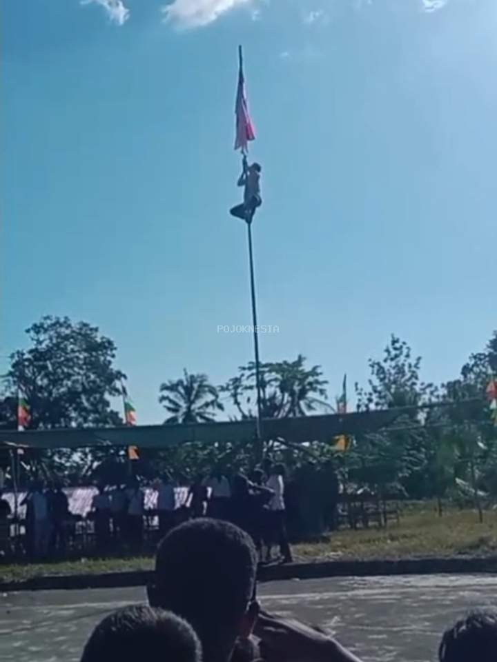 Paskibra Banitobo Panjat Tiang Bendera Selamatkan Sang Merah Putih