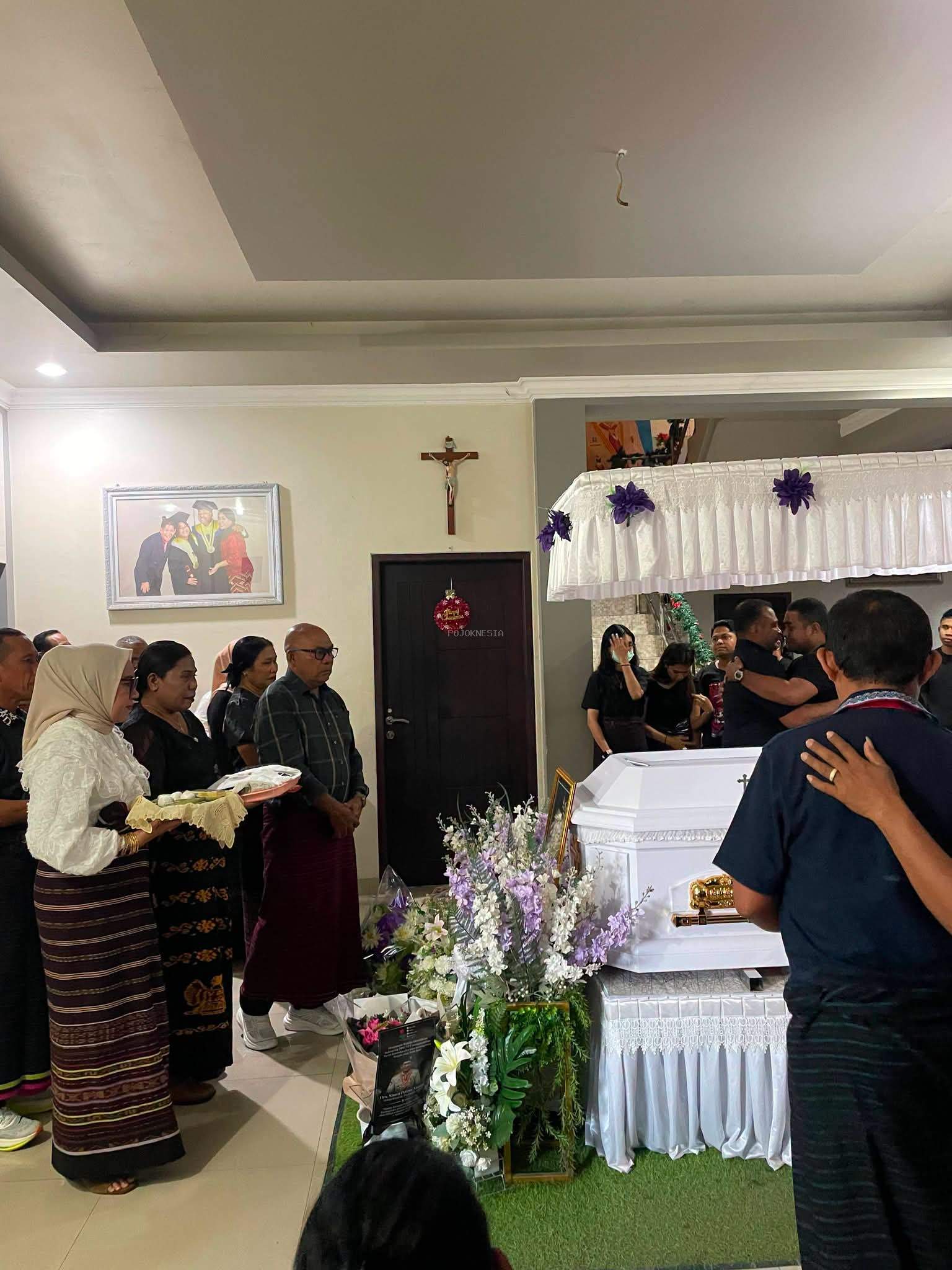 Penghormatan Terakhir untuk Mantan Pj Bupati, Bupati dan Wabup Lembata Hadir di Rumah Duka